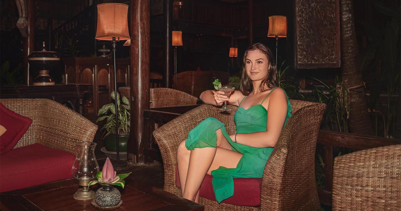סיאם ריפ Angkor Village Hotel - Small Luxury Hotels Of The World מראה חיצוני תמונה A woman in a green dress