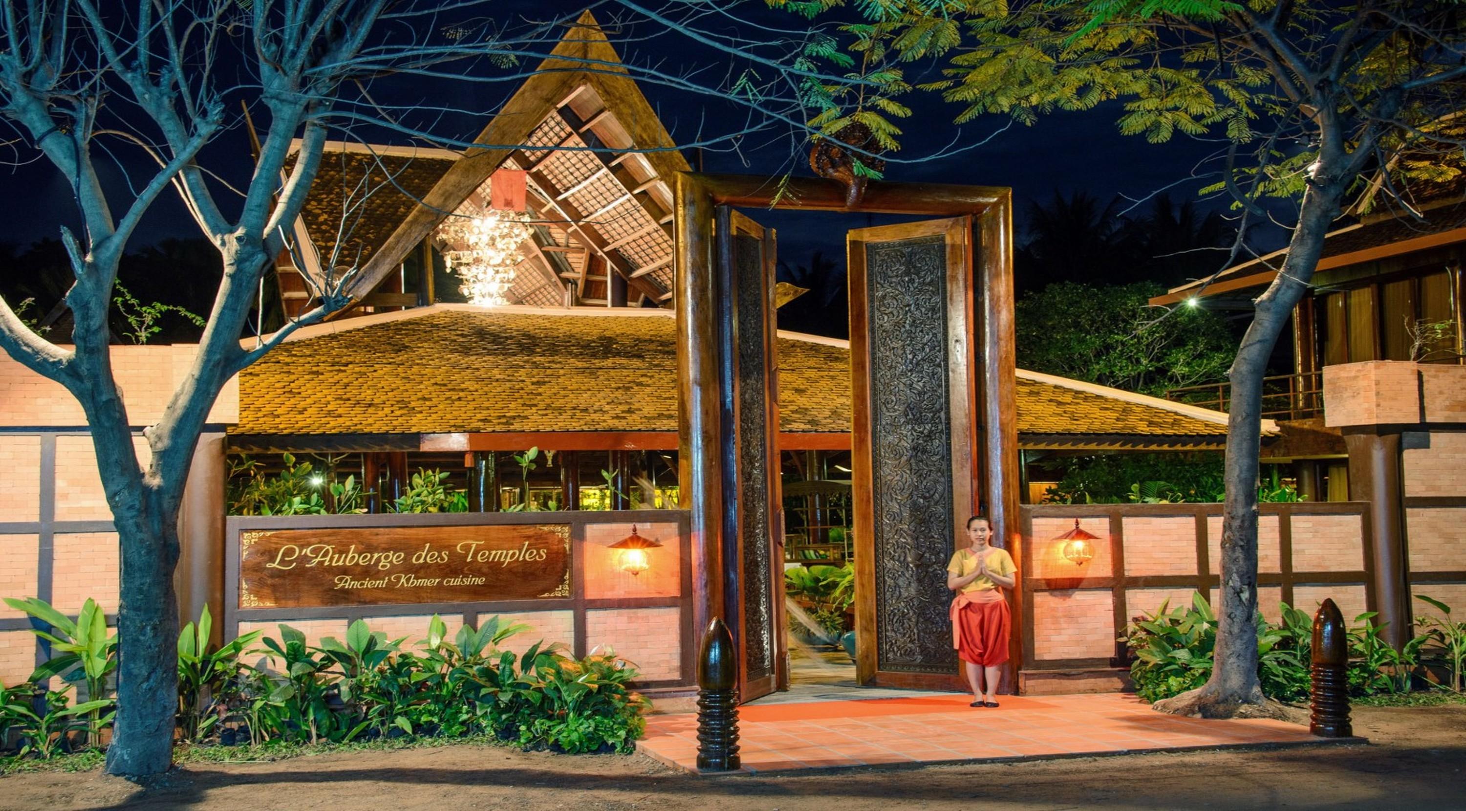 סיאם ריפ Angkor Village Hotel - Small Luxury Hotels Of The World מראה חיצוני תמונה Entrance to Siam Paragon